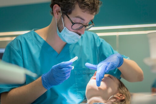 doctor javier roldan en clinica dental puyuelo barcelona