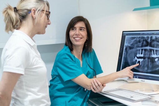 doctora neus carrio en clinica dental puyuelo barcelona
