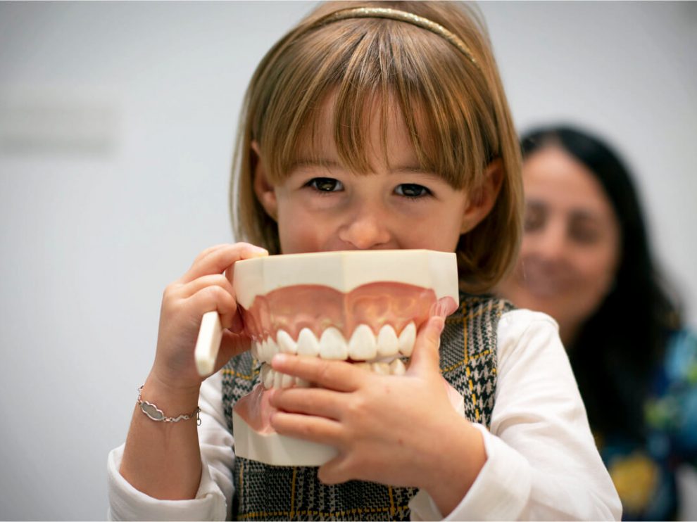niña en clinica dental en barcelona