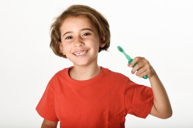 nina cuidando su denticion temporal