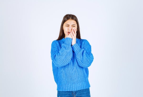 chica con alveolitis dental