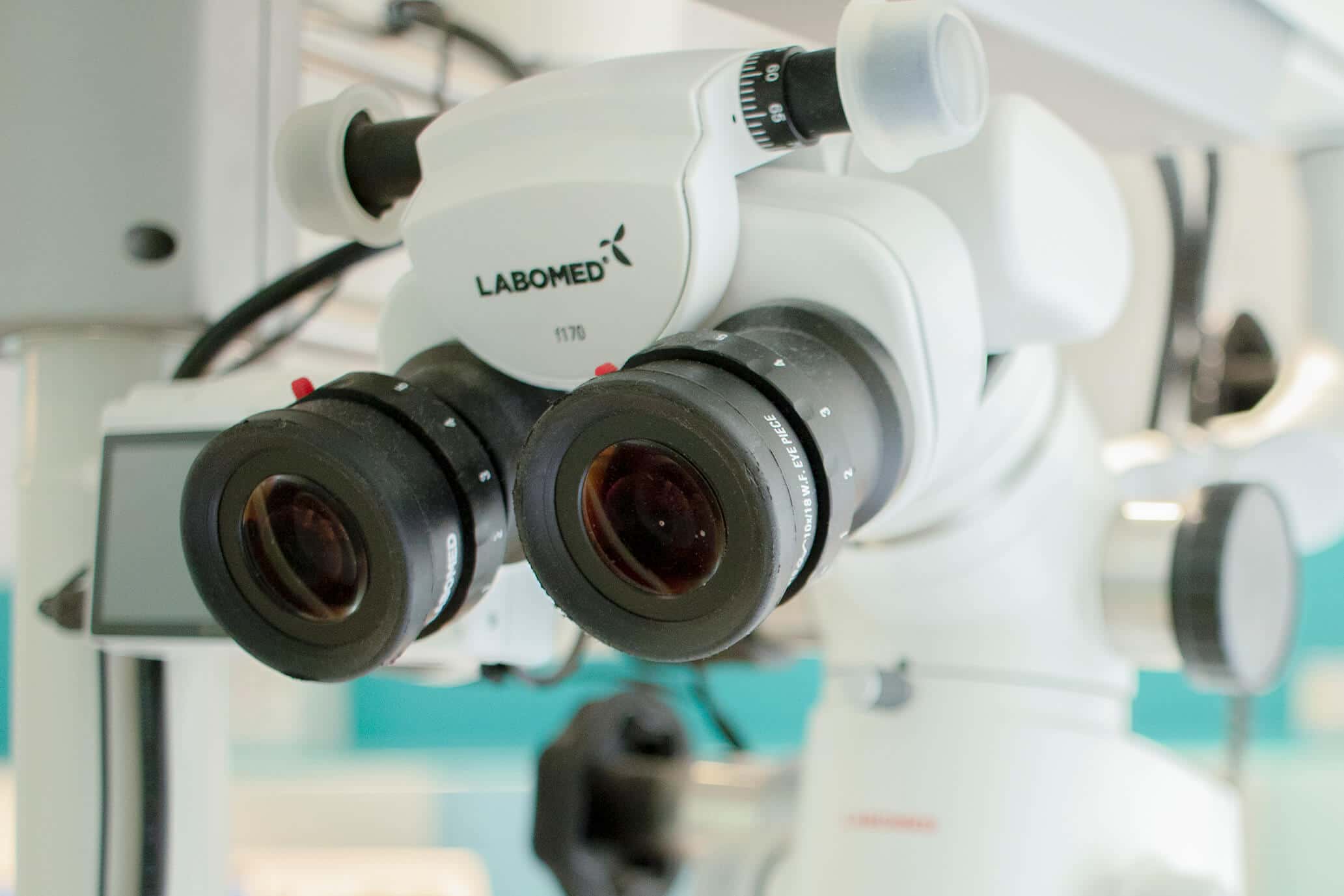 microscopio-dental-clinica-puyuelo-barcelona