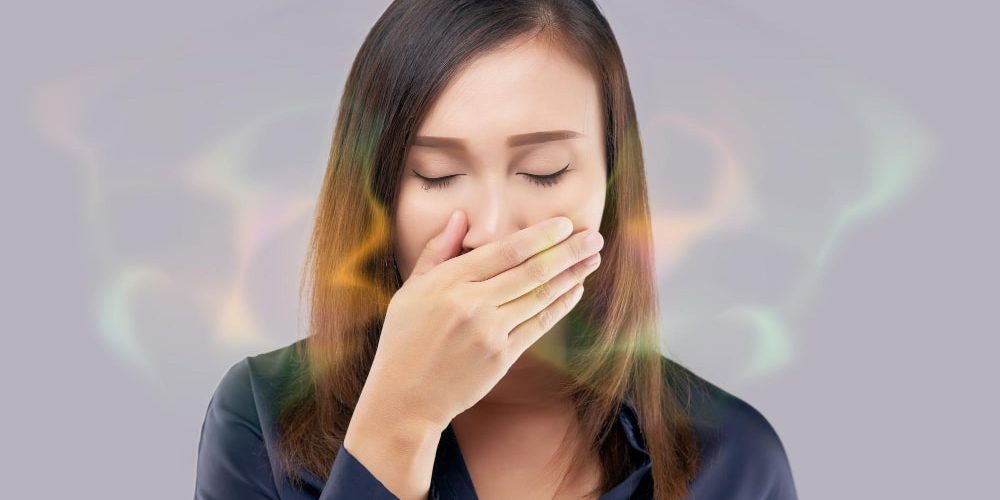 mujer asiatica con mal aliento mujer asiatica con mal aliento