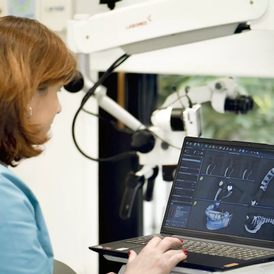 Dra. Marta Satorres, especialista en cirugía dental en la Clínica Puyuelo de Barcelona, utilizando software de planificación de implantes Straumann.